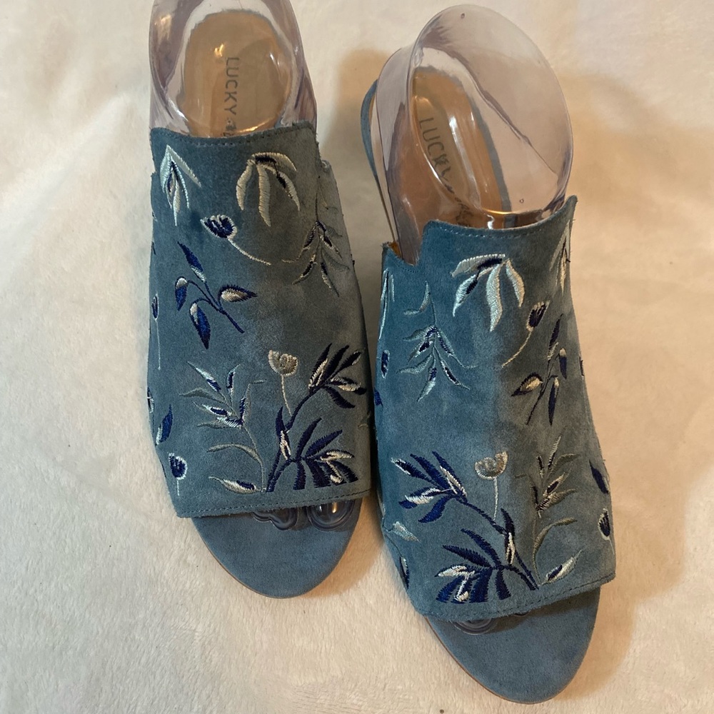 Stunning blue embroidered lucky brand shoes